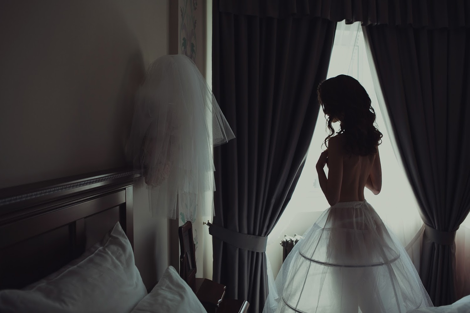 Девушка в свадебном платье со спины брюнетка