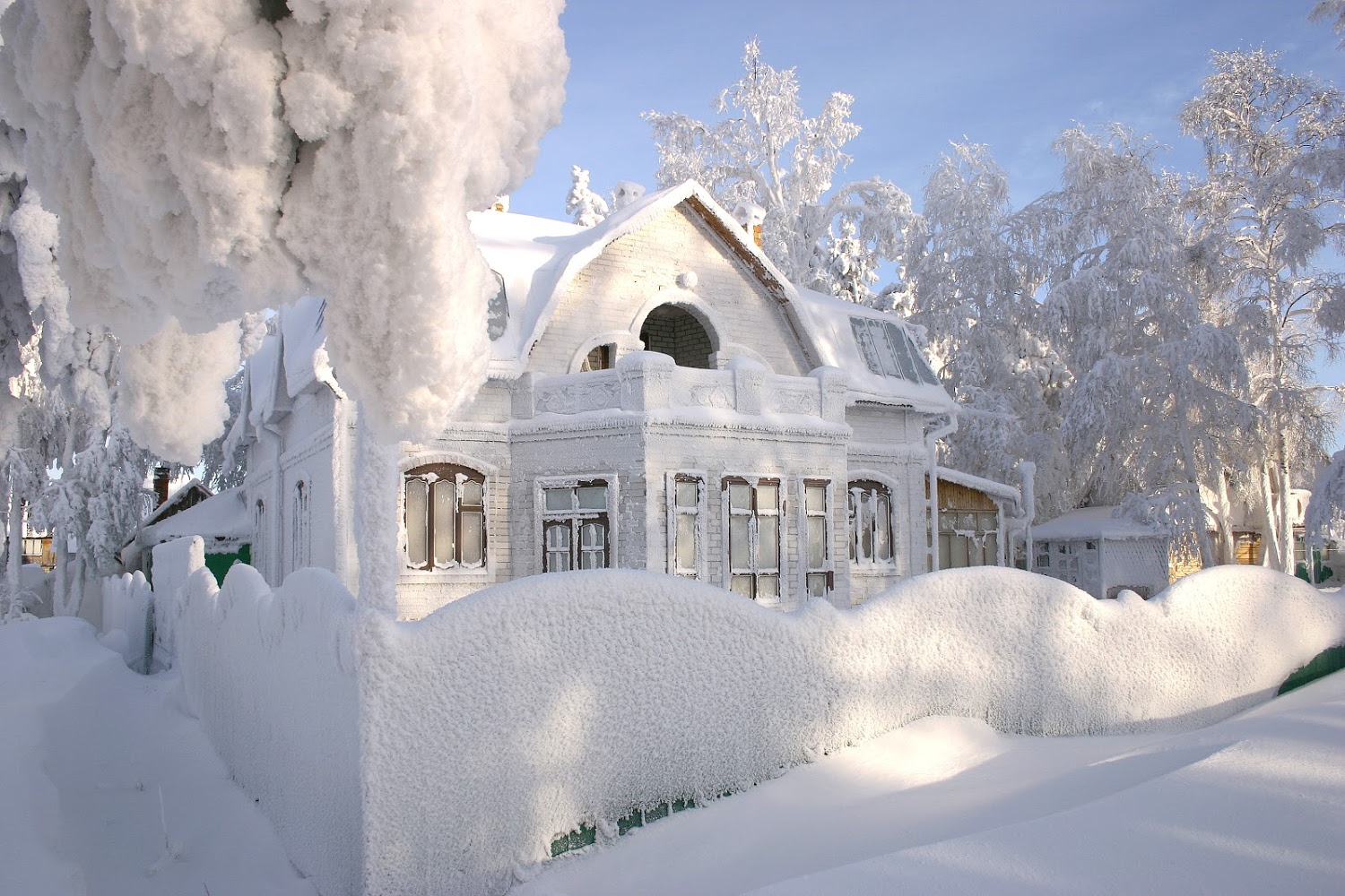 Снегом укрыты дома. Заснеженный домик. Дом зимой. Зимний домик. Домик в снегу.