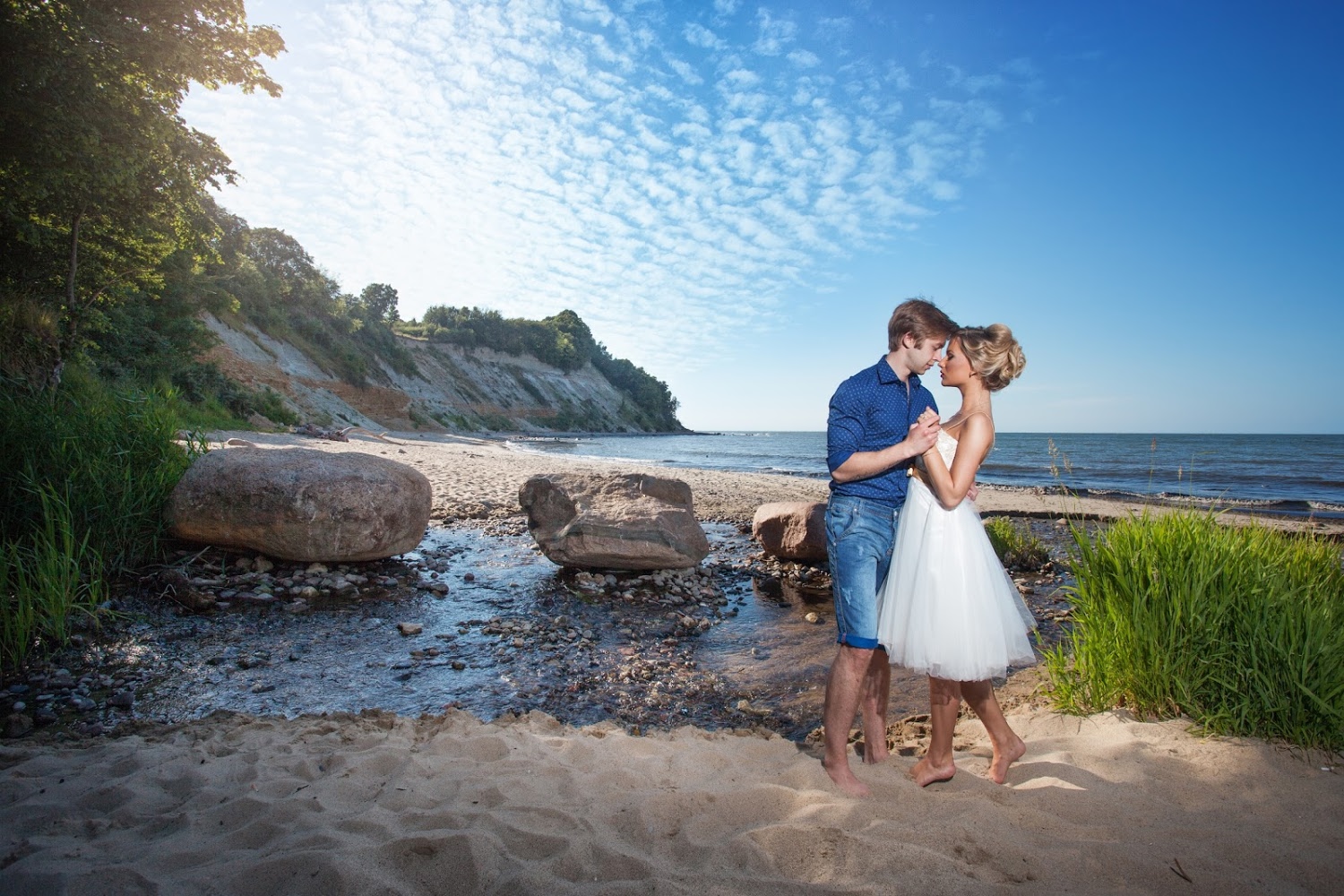 Свадебные фотосессии на пляже у реки