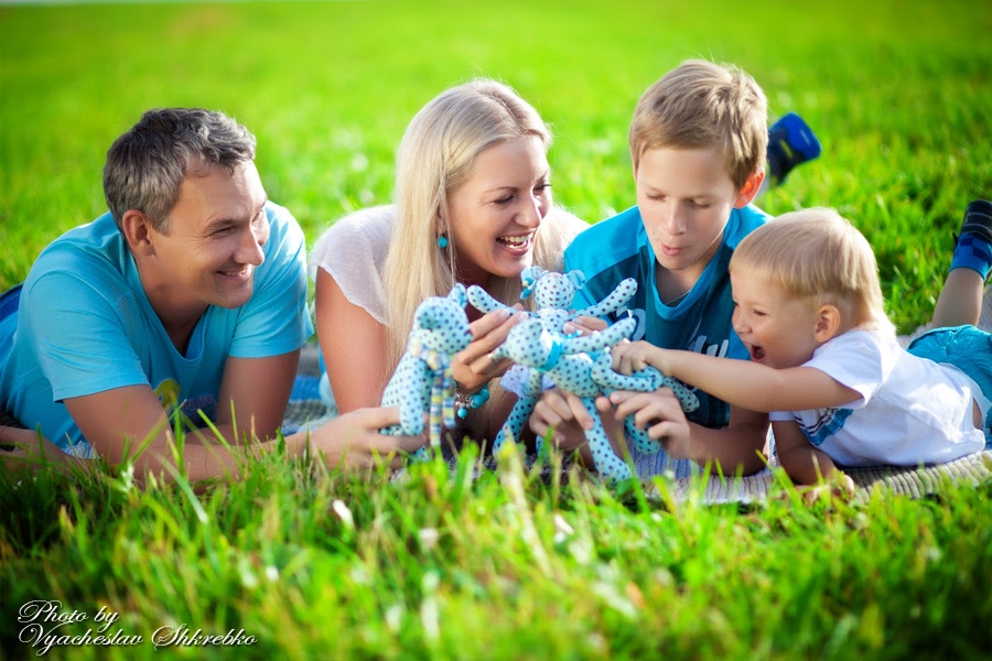 Отец природы. Родители и дети на природе. Счастливая семья с детьми на природе. Дети с родителями на природе. Семья лето природа.