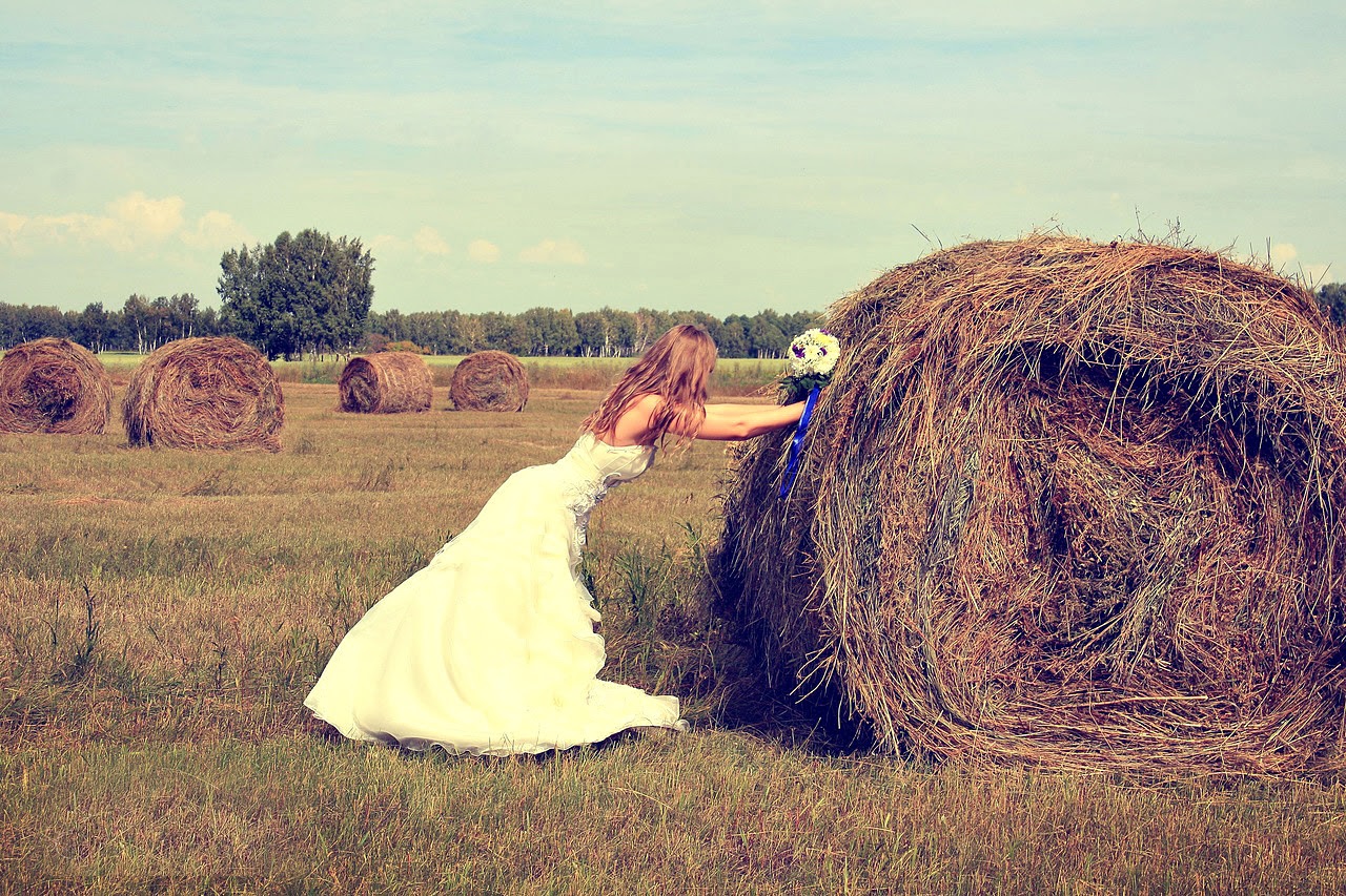 Свадебная фотосессия в поле с сеном