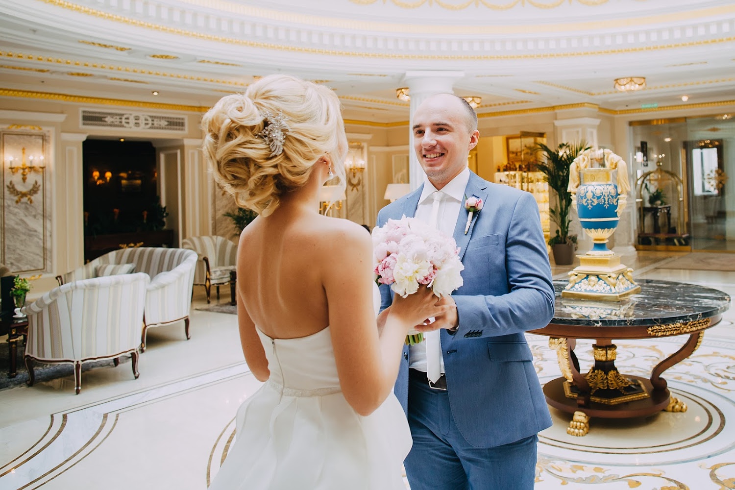 Певцы на свадьбу СПБ. Фотограф на свадьбу СПБ. Свадебное агентство СПБ. Питер со свадебным букетом.