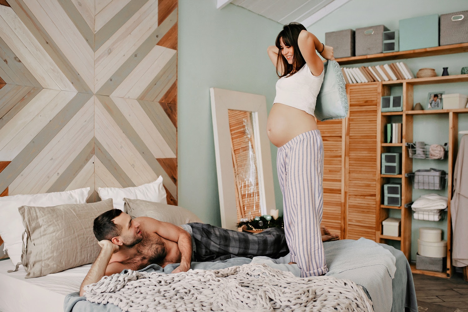 Беременность в постели. Фотосессия беременности в пижаме. Фотосессия беременных с мужем в пижамах. Фотосессия беременной с мужем. Фотосессия в пижамах с мужем.